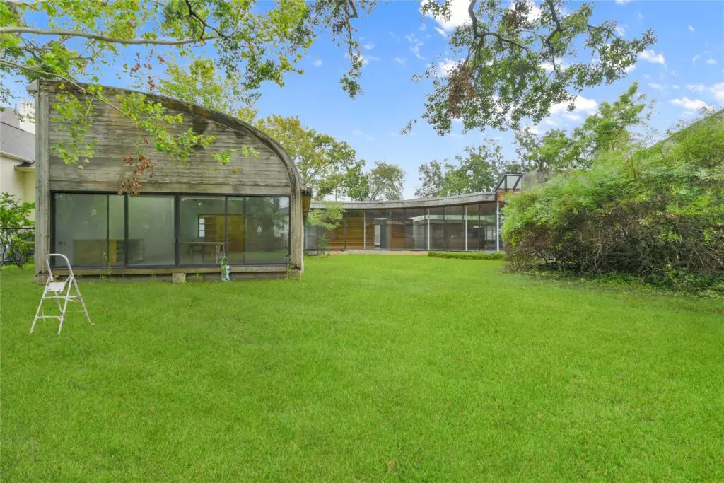 The backyard view to the Victor A. Lundy home at 701 Mulberry Lane in Bellaire. (Photo by  Pro House Photos for Martha Turner Sotheby’s International Realty)