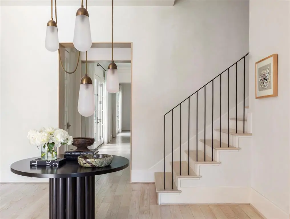 Marie Flanigan Interiors transformed the 7-year-old home into a contemporary jewel.