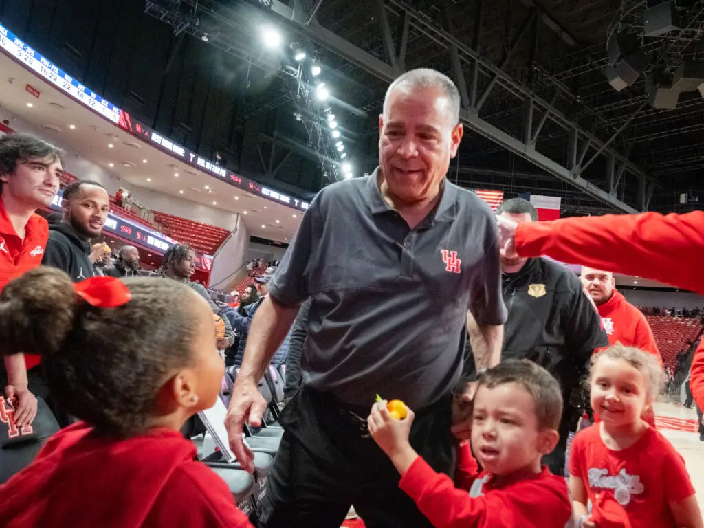 Houston coach Kelvin Sampson is a natural with little kids. (Photo by F. Carter Smith)