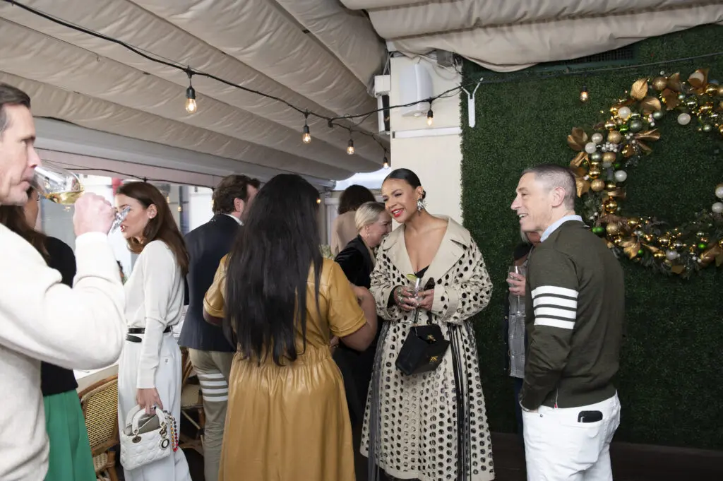 Guests mixed and mingled with Jonathan Adler before sitting down for lunch. (Photo by Tamytha Cameron Photography)