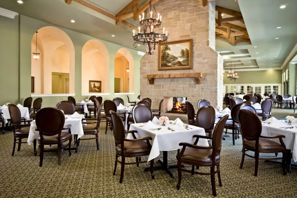 This luxury senior living community features a 24/7 concierge, spacious residences, well-manicured grounds, a full social calendar and extensive culinary options.