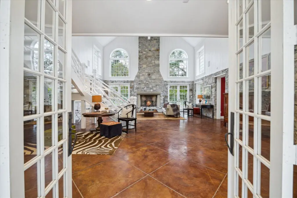 Entry to the great room at 8899 Sandringham in Houston's Bayou Woods subdivision (Photo by TK Images/Compass)