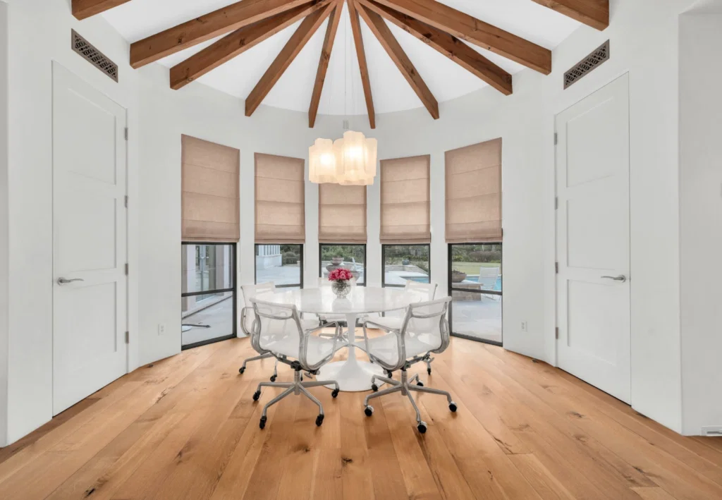 The breakfast room at 119 Carnarvon (Photo by Patrick Bertolino for Martha Turner Sotheby's International Realty)