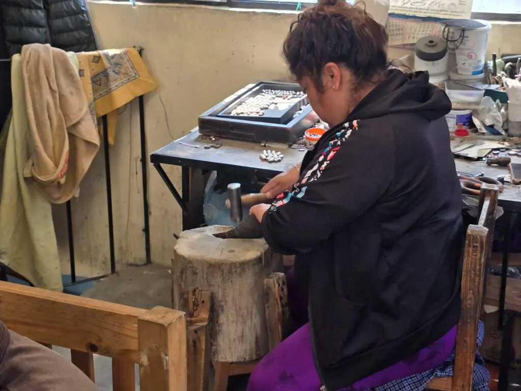 Leticia Chaparro shapes and crafts each piece with precision and care. Every strike is part of a process that turns raw materials into unique, handmade creations. (Photo courtesy Gabriela Torres Zaragoza)