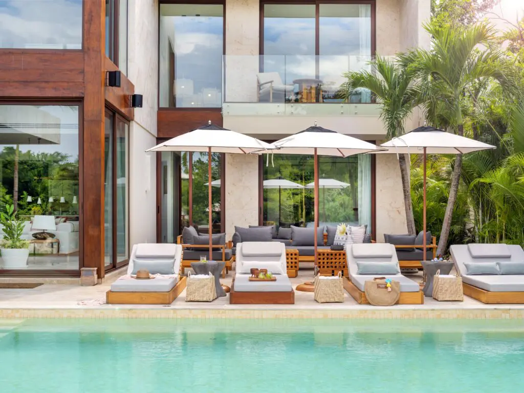 The Club’s four private villas at Rosewood Mayakoba offer seamless indoor-outdoor living, bespoke Mexican furnishings, private pools, and personalized service—delivering luxury in the heart of a tropical paradise.