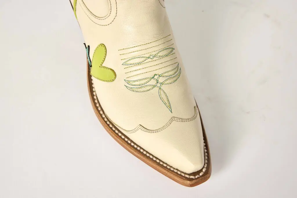 The Lucy Crème is also part of Miron Crosby Personalization and clients can customize the ear pulls and/or add on the interior message box.