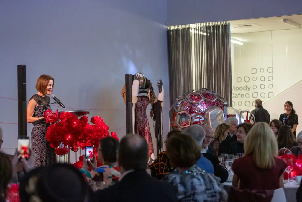 Executive Director Alison Weaver welcoming guests at A Dinner for the Moody at Rice University’s Moody Center for the Arts. (Photo by Jenny Antill Clifton) 