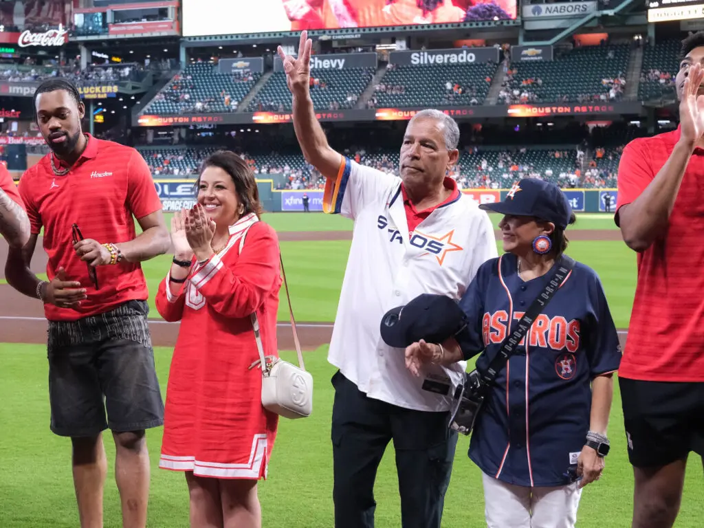 J'Wan Roberts, Lauren Sampson, Kelvin Sampson and Chase McCarty enjoy the UH basketball tribute from the Astros. (Photo by F. Carter Smith)