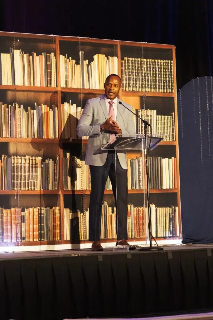 Artis Brown served as emcee during Jack and Jill’s 2025 Pink and Blue gala at The Woodlands Resort. (Photo by 209 Photo Booth)