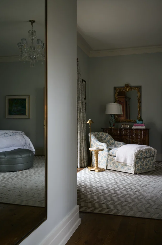 Custom chaise longue in George Cameron Nash fabric. Bunny Williams side table. Holtkötter 
floor lamp. (Photo by Pär Bengtsson)