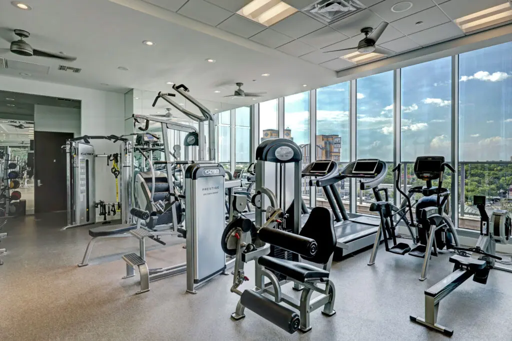 Beyond the views, residents utilize the building's comprehensive amenities, including the infinity-edge swimming pool, virtual golf simulator, and private park.