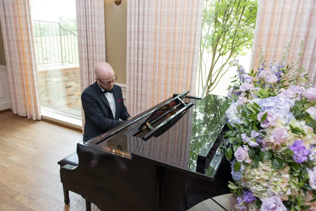 A pianist executed classic tunes during happy hour. (Photo by Tamytha Cameron and Celeste Cass)