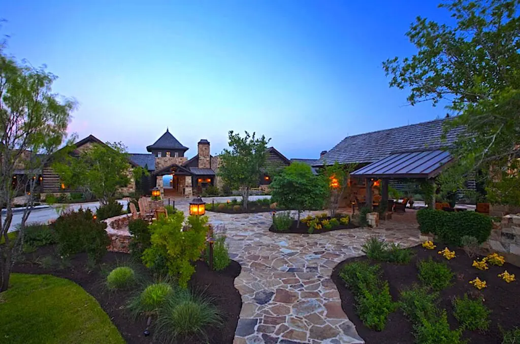 Nestled within the Clubhouse Village courtyard are ten elegantly appointed Lodge Suites for use by members and their sponsored guests. (Photo courtesy of Boot Ranch)