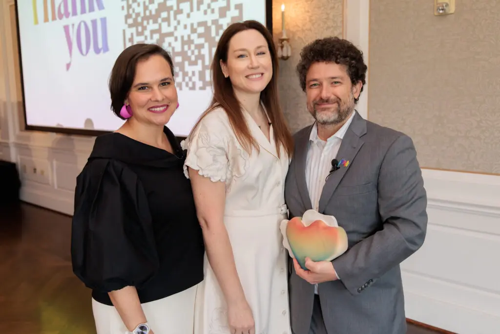 Sarah Labowitz with honorees Mara and Erick Calderon, holding their gift from Houston Center for Contemporary Craft, a ceramic sculpture by Texas artist Angel Oloshove. (Photo by Katy Anderson )