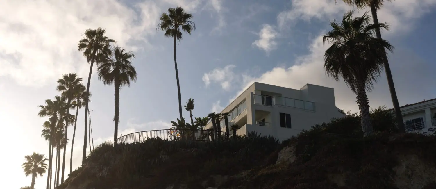 Casa Loma Beach Hotel is nestled in the cliffs of Main Beach.