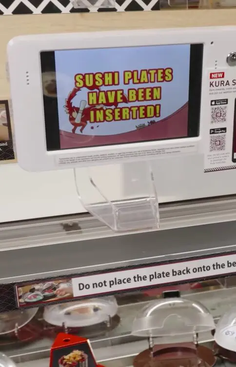 The robot keeps track of how many plates you’ve returned, tallying your bill as you go. (Photo courtesy Kura Revolving Sushi Bar)