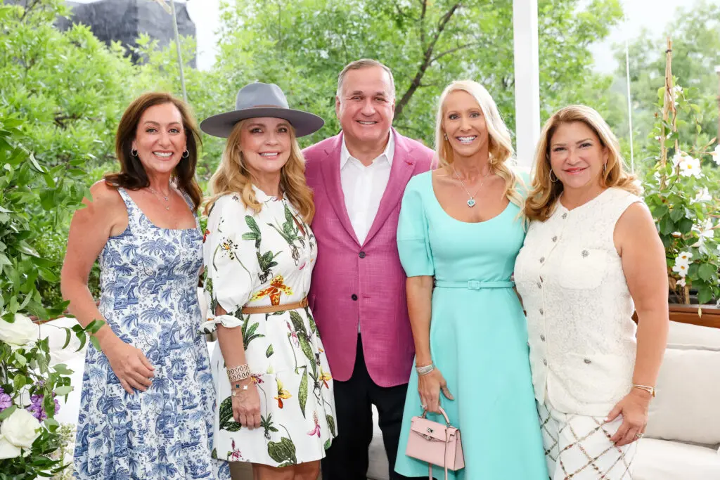 Amalia Stanton, Melissa Juneau, Steve Trauber, Laurie Krohn, Leticia Trauber (Priscilla Dickson)