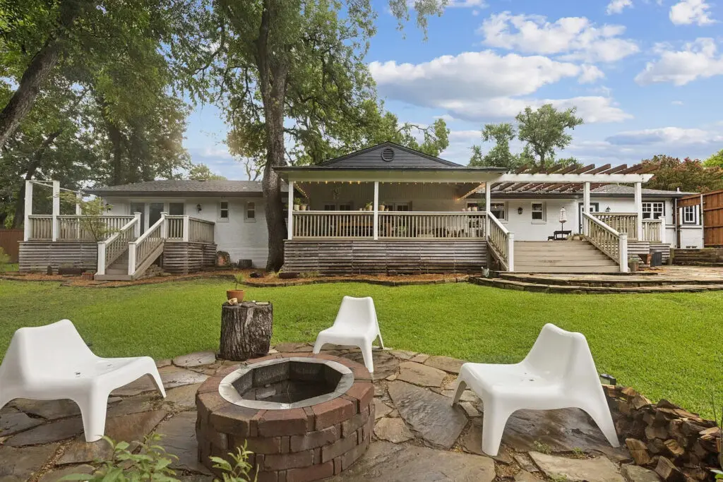 When it comes to the mass appeal of 9403 Vinewood Drive, though, it's all about that yard. (Photo courtesy of Laura Lee Crivello)