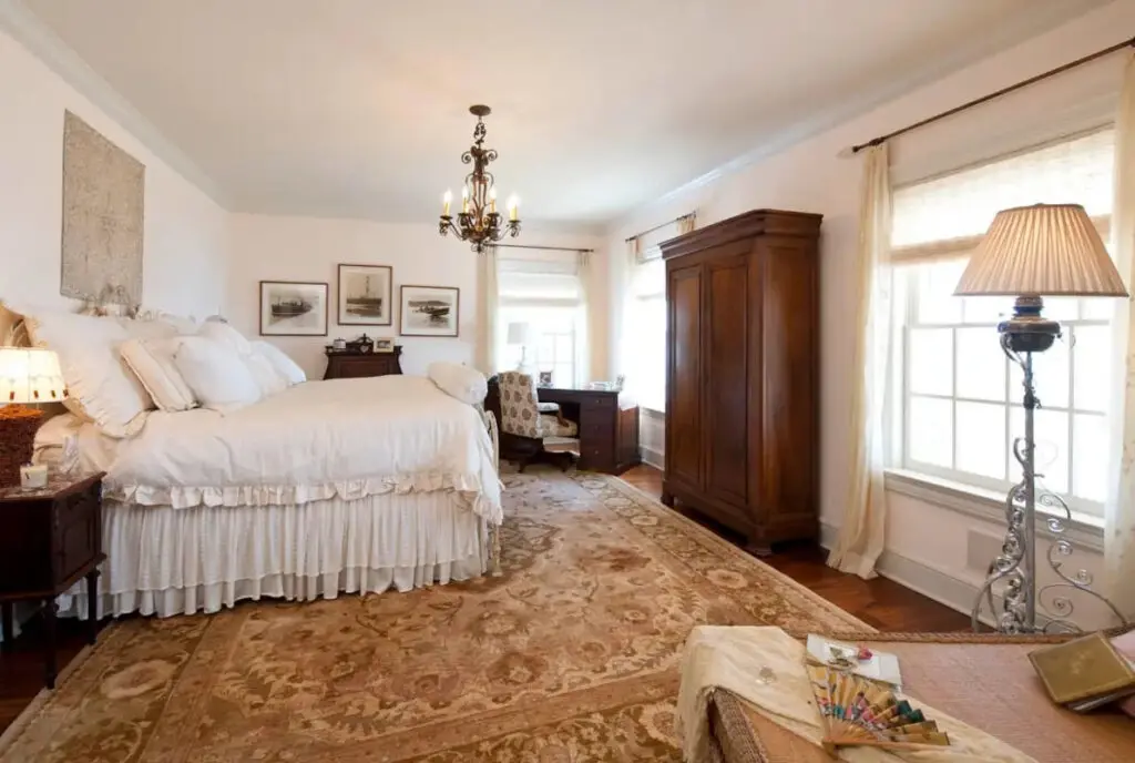 A bedroom at Mount Vernon (Photo by Allie Beth Allman & Associates)
