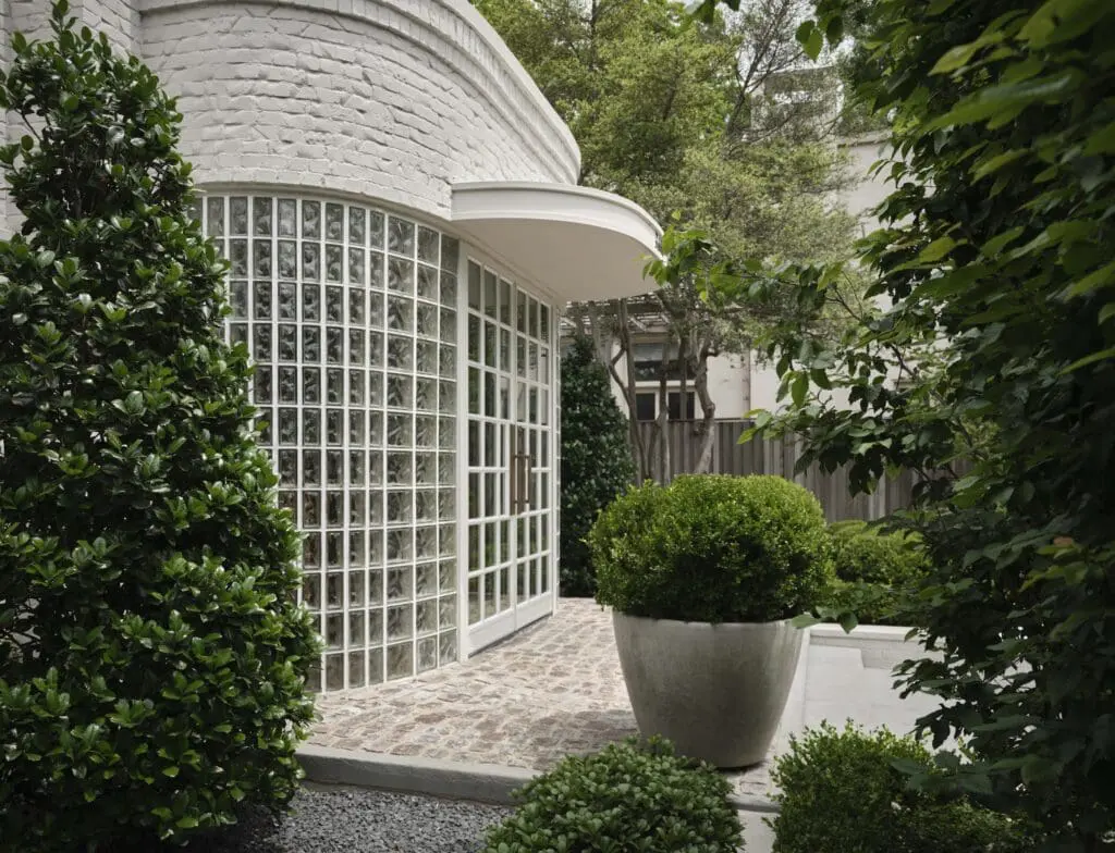 The Art Deco-inspired exterior of Doniphan Moore's studio. (Photo by Douglas Friedman)