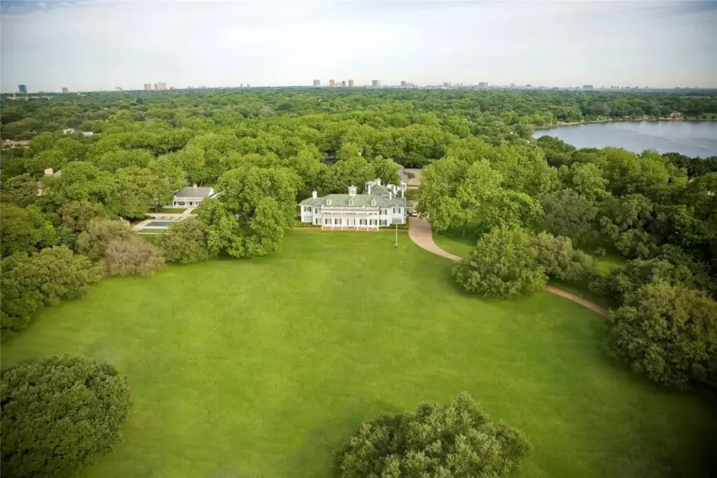 Mount Vernon sits on 10 acres overlooking White Rock Lake. (Photo by Allie Beth Allman & Associates)