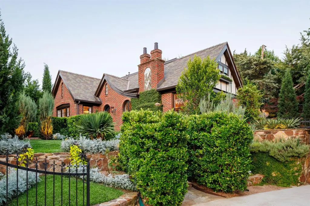 1520 Olympia Drive (Photo by Allie Beth Allman & Associates)
