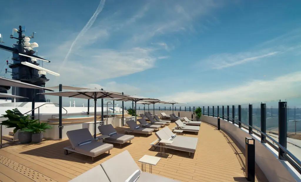 Deck 10 whirlpools on the Ritz-Carlton Luminara. (Photo by Edgardo Contreras)