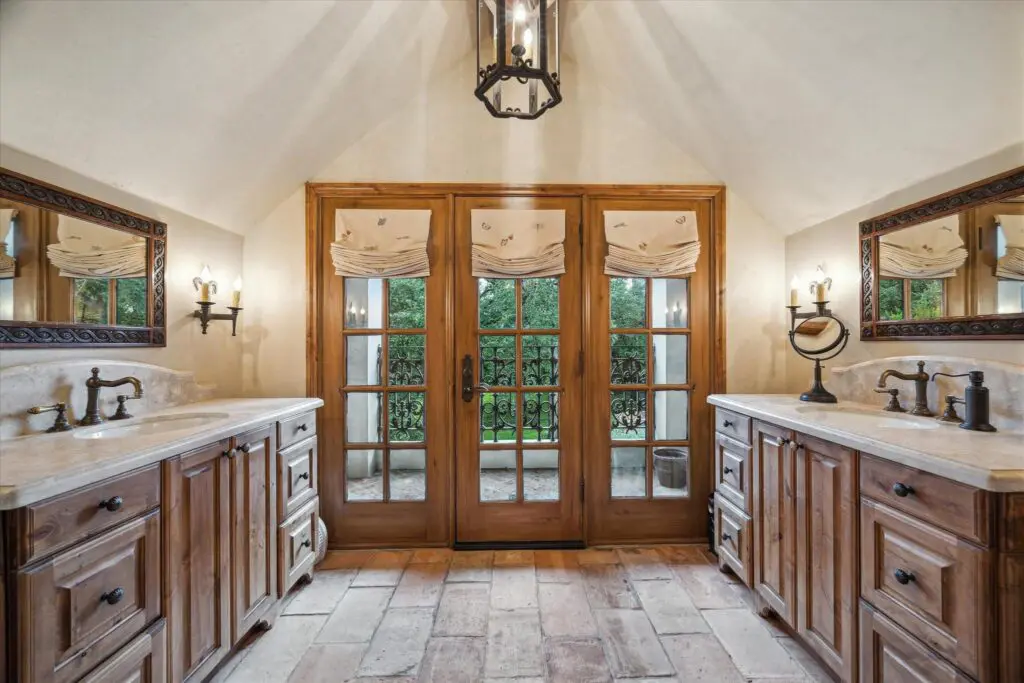 The primary bath at 3 E Rivercrest Drive