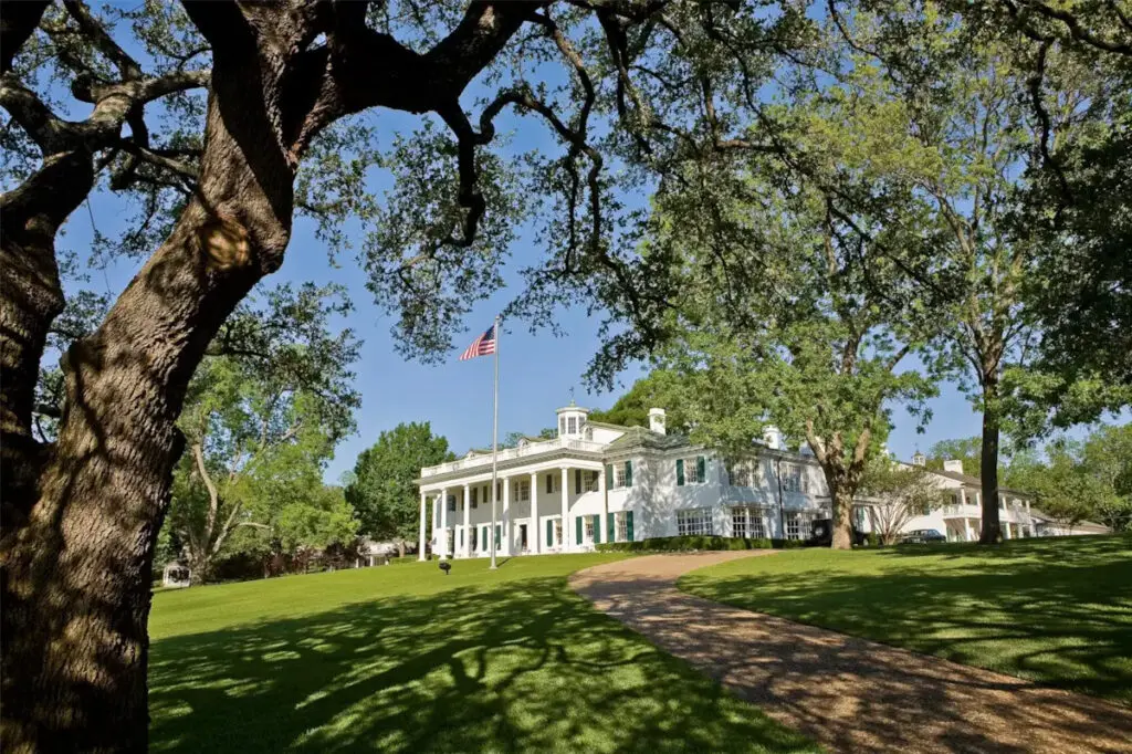 Mount Vernon sits on 10 beautiful, well-maintained acres in Lakewood, just 10 minutes from downtown Dallas. (Photo by Allie Beth Allman & Associates)
