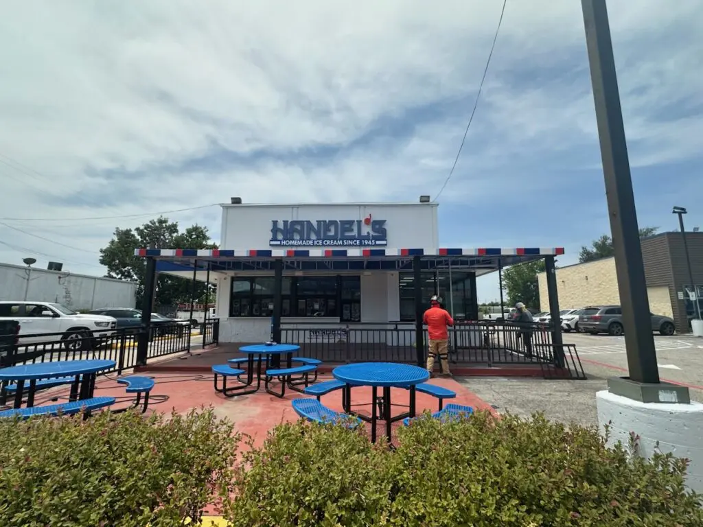 The Chatmans, residents of the Oak Forest area, left their former careers (Tim in IT and Kesha in fashion) after tasting their first Handel’s cone in 2018. 