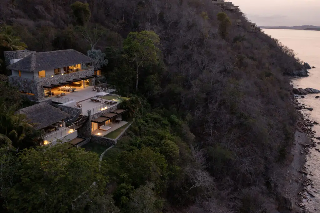 The all-new Four Seasons Private Residences Tamarindo, México will seamlessly blend into the cliffsides and lush jungle flora and fauna. 