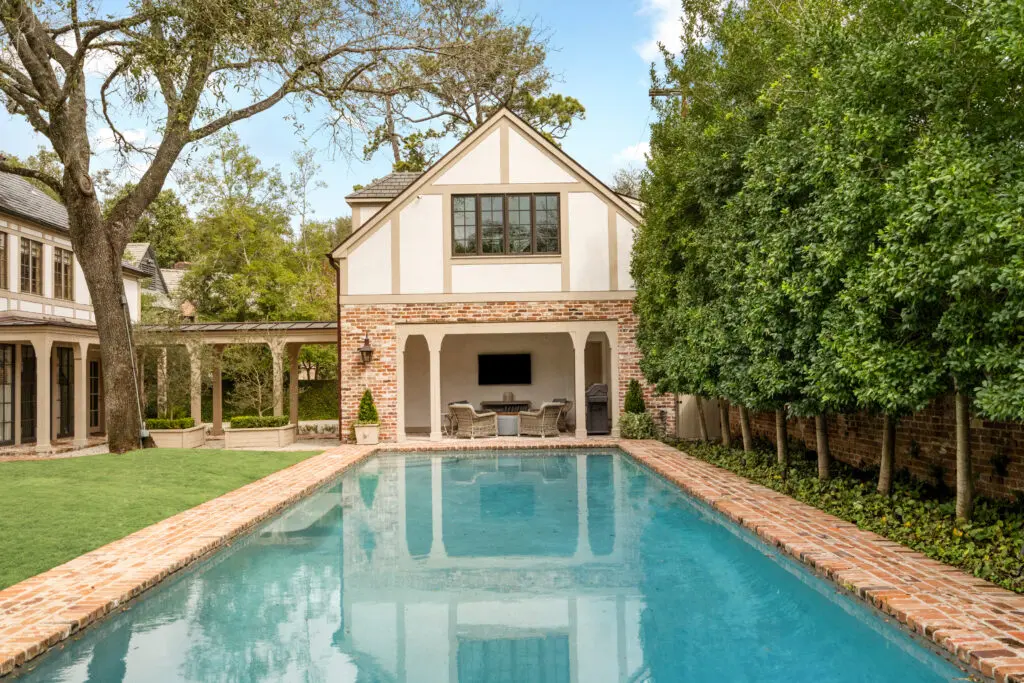 The garage apartment facing the swimming pool at 1419 Kirby (Photo by Sonya Bertolino / Compass)