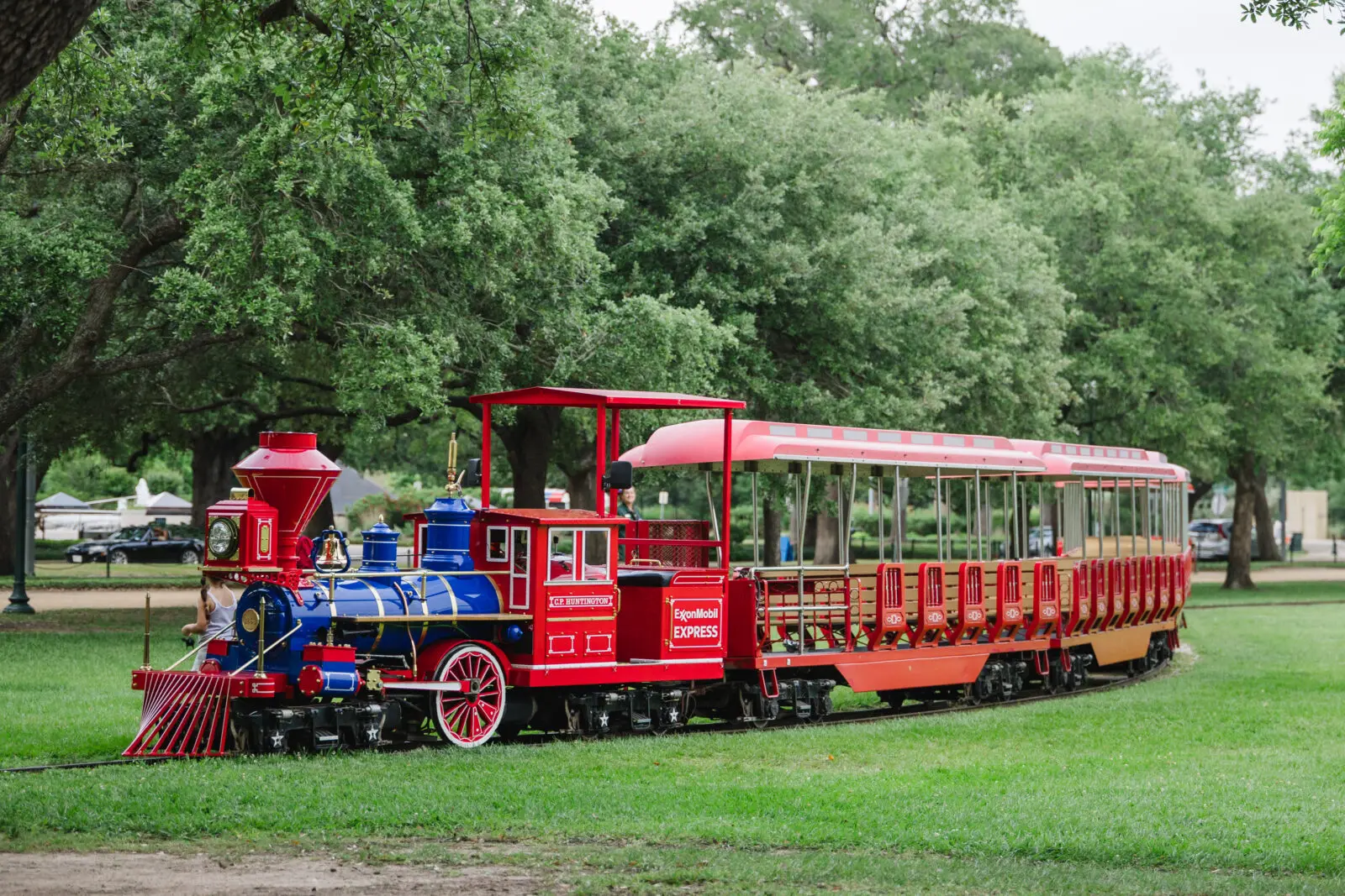 The Hermann Park Railroad transported guests from valet to the Molly Ann Smith Plaza for cocktails before dinner (Photo by Johnny Than)