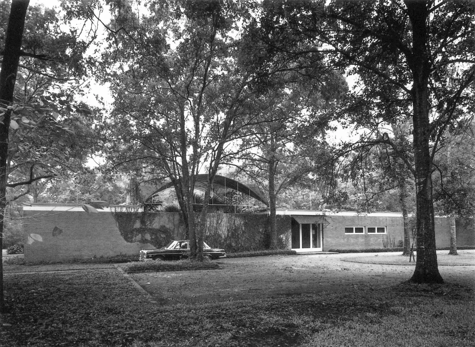 Menil House, with Howard Barnstone-designed barrel-vaulted canopy, 1961–1962. 
(Photo by Paul Hester. Courtesy Hester + Hardaway.)