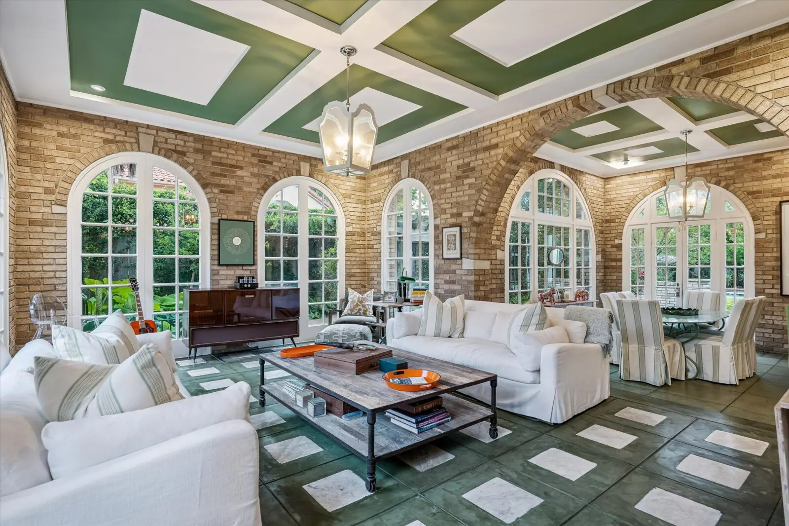 Contemporary blends with the historic at 15 Courtlandt Place (Photo by Tk Images)