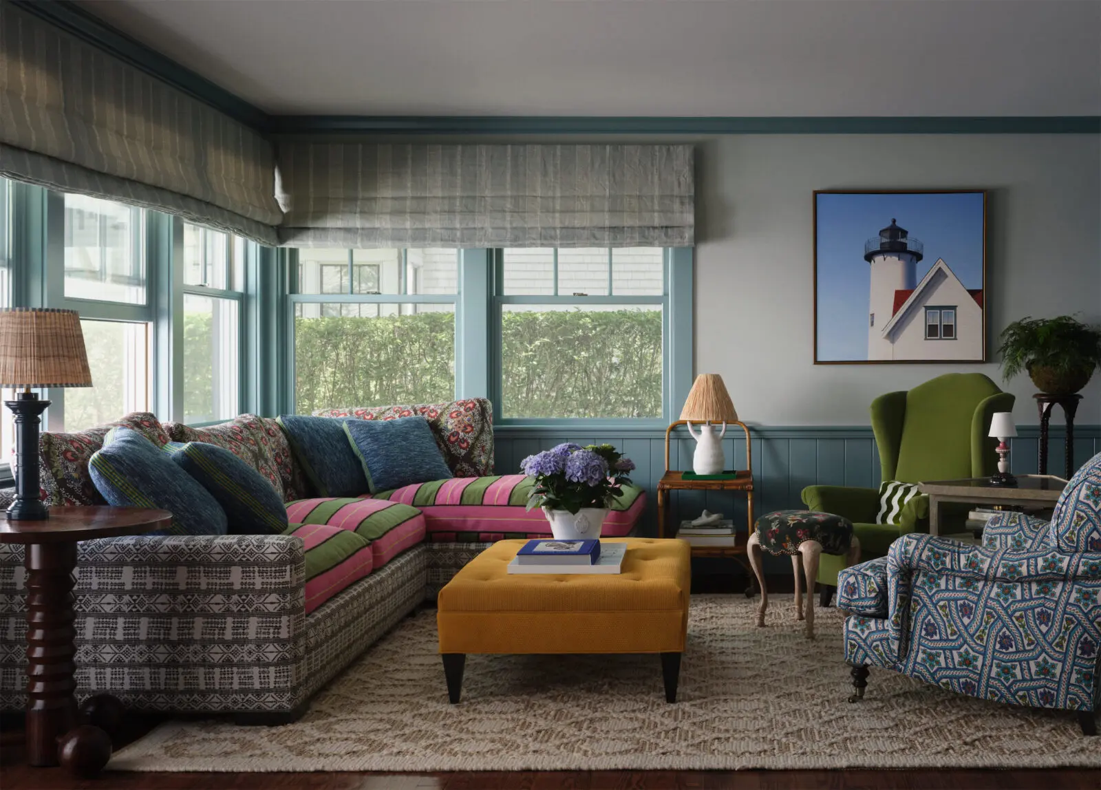 In the living room, sofa by Marroquin Custom Upholstery in striped Manuel Canovas fabric from Cowtan & Tout; Peter Dunham cushion fabric from
James. Roman shades, Patmos fabric by Carolina Irving from James. Painting sourced on Martha’s
Vineyard. (Photo by Douglas Friedman)
