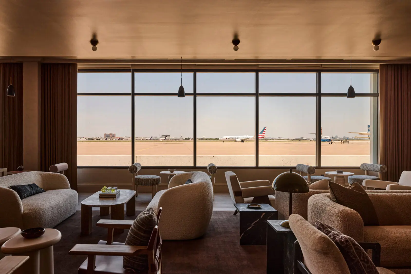 At PS DFW, guests have the choice of two distinct offerings: The Salon, an elevated social lounge that’s perfect for solo travelers and small groups, or a Private Suite. (Photo by Jenna Peffley)