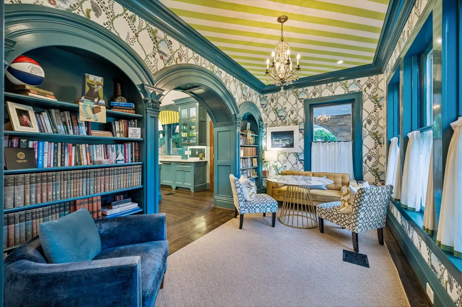 A cozy sitting area at 15 Courtlandt Place (Photo by Tk Images)