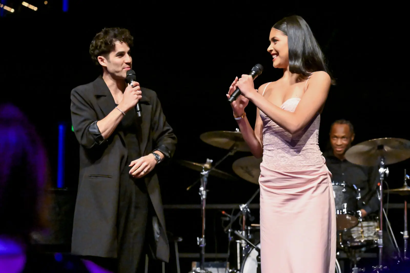 Singer/songwriter and Tony Award winner Darren Criss performs a duet with HSPVA musical theatre student Bianca Ramirez at The Hobby Center Gala. (Photo by Michelle Watson, CatchlightGroup.com)
