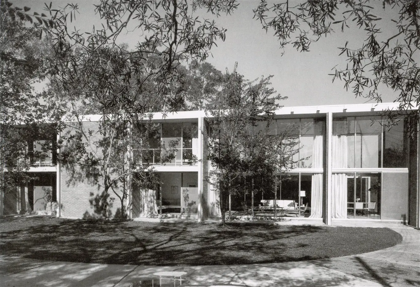 Gordon House, with original landscaping by Thomas D. Church (1902-1978), Houston. (Photo Fred Winchell)