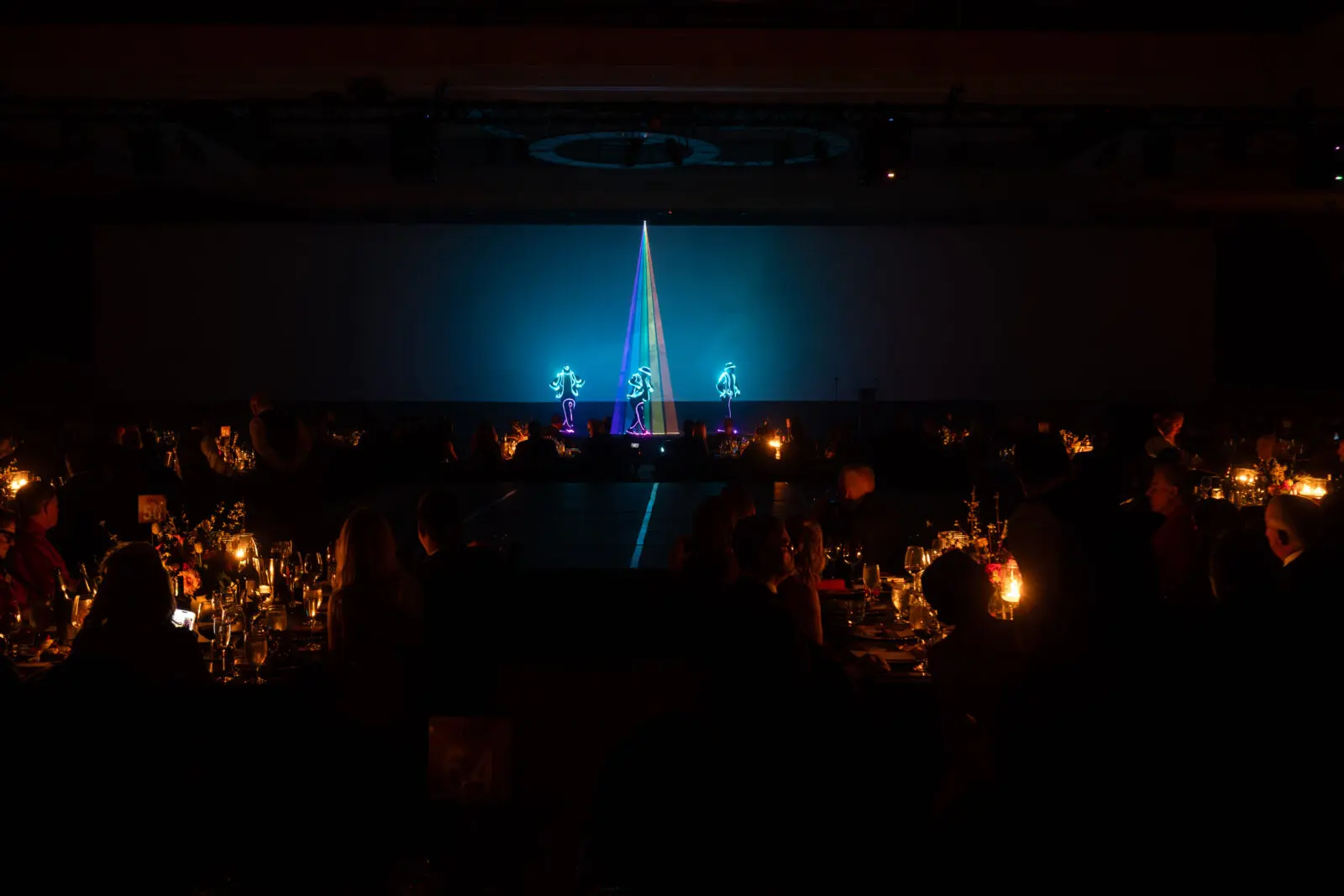 Laser show entertainment at the 2026 Côtes du Coeur. (Photo by See Pink, Inc)