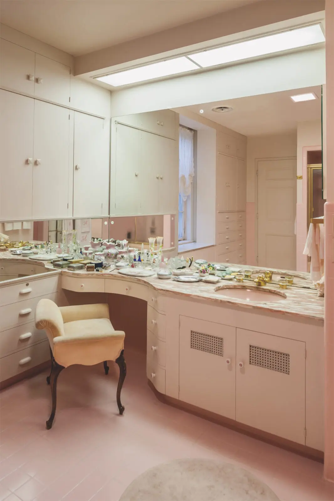 Howe House dressing table and bath (Photo by Paul Hester)