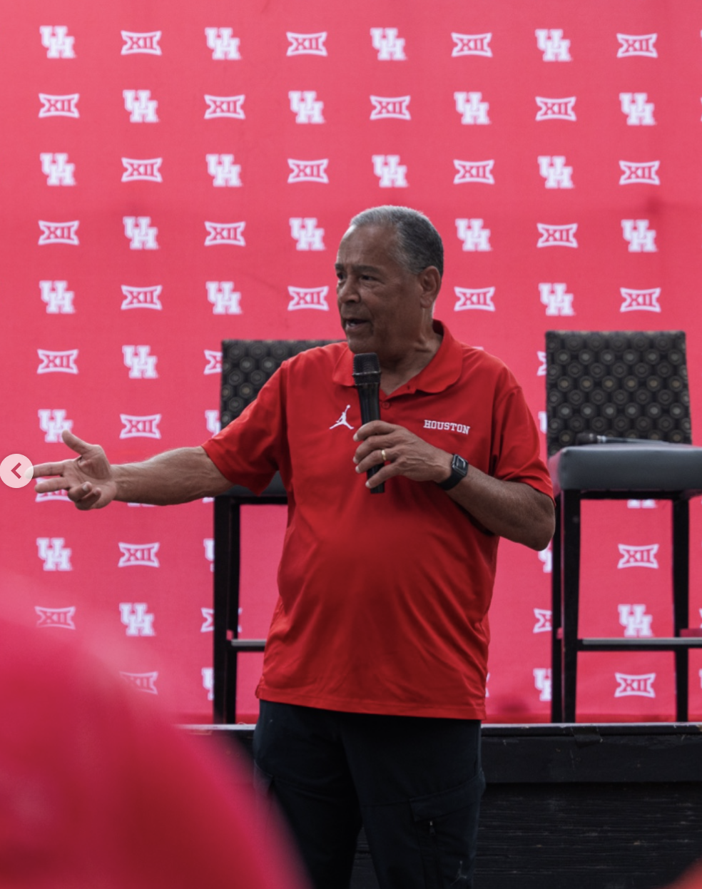 Kelvin Sampson knows how to charge up University of Houston fans on these Coaches' Caravan stops. (@UHAthletics)