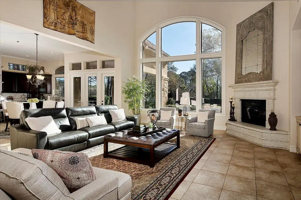 Walls of windows keep things bright and airy, with stunning views of the Palmer course nearby.