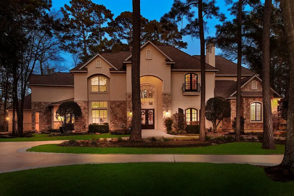 32 Palmer Woods is on the Palmer Course, but is just off Cochran's Crossing for an easy commute. 
