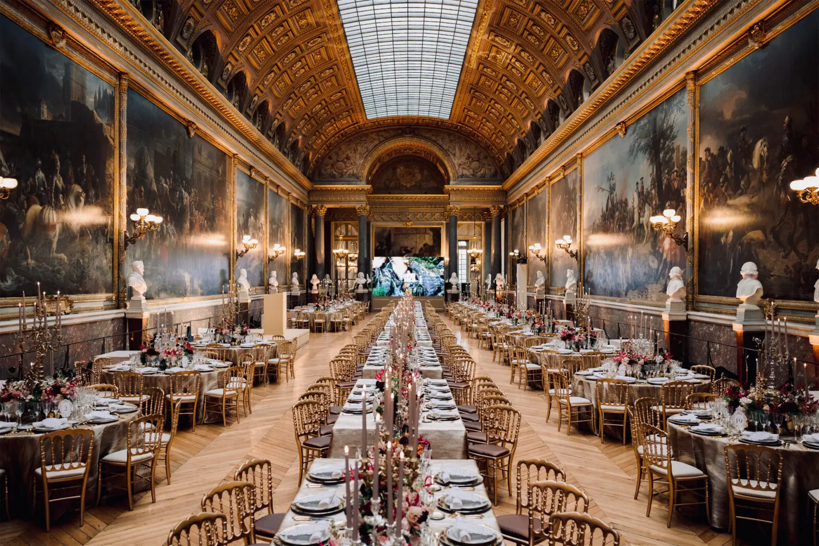 The American Friends of Versailles dinner sitting in Galerie des Batailles (Photo by Catalin Vutcariov)