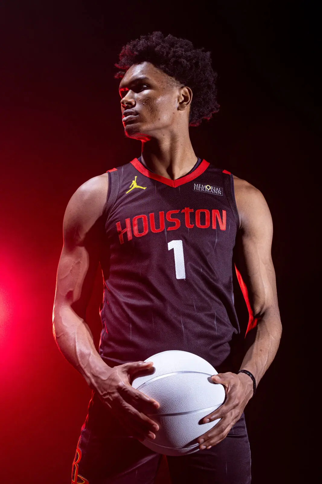 Amen Thompson shows off the Houston Rockets' new statement uniform.