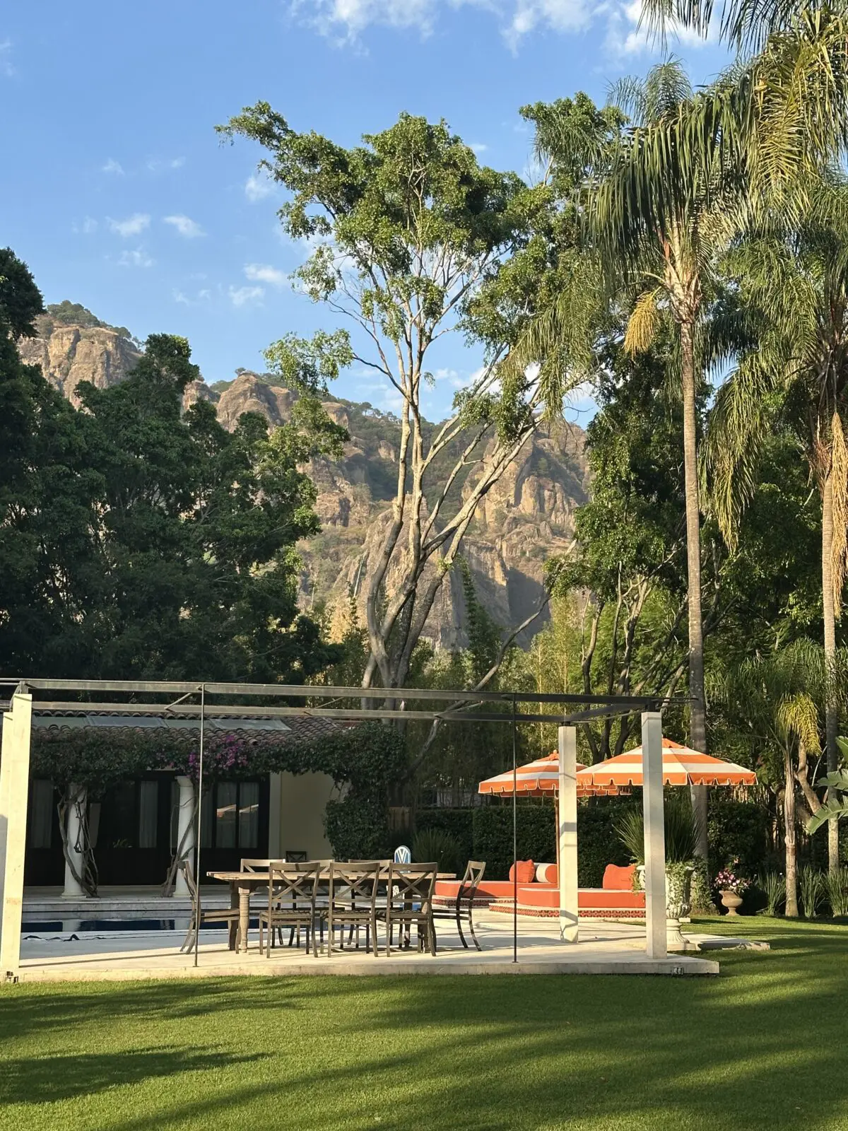 The Tepozteco mountains provide an imposing backdrop to the Feronia pool house and outdoor dining area (Photo by Shelby Hodge)