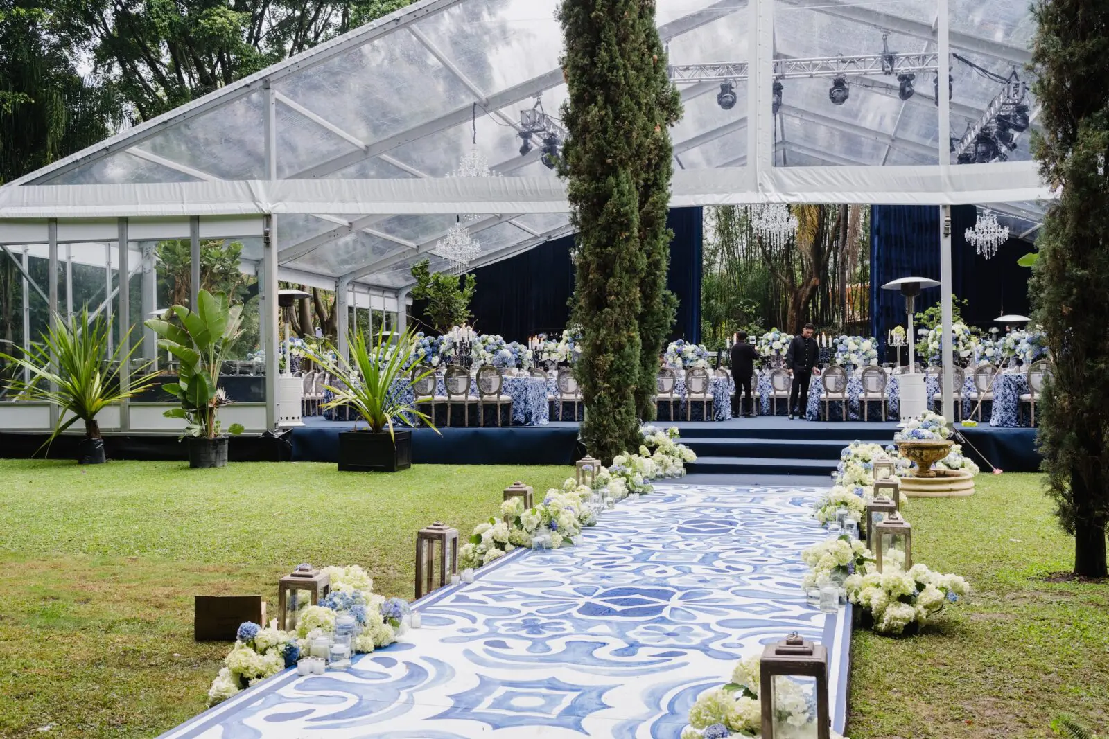 For his wedding at Feronia Monsour Taghdisi designed a blue and white theme. (Photo courtesy of Feronia)
