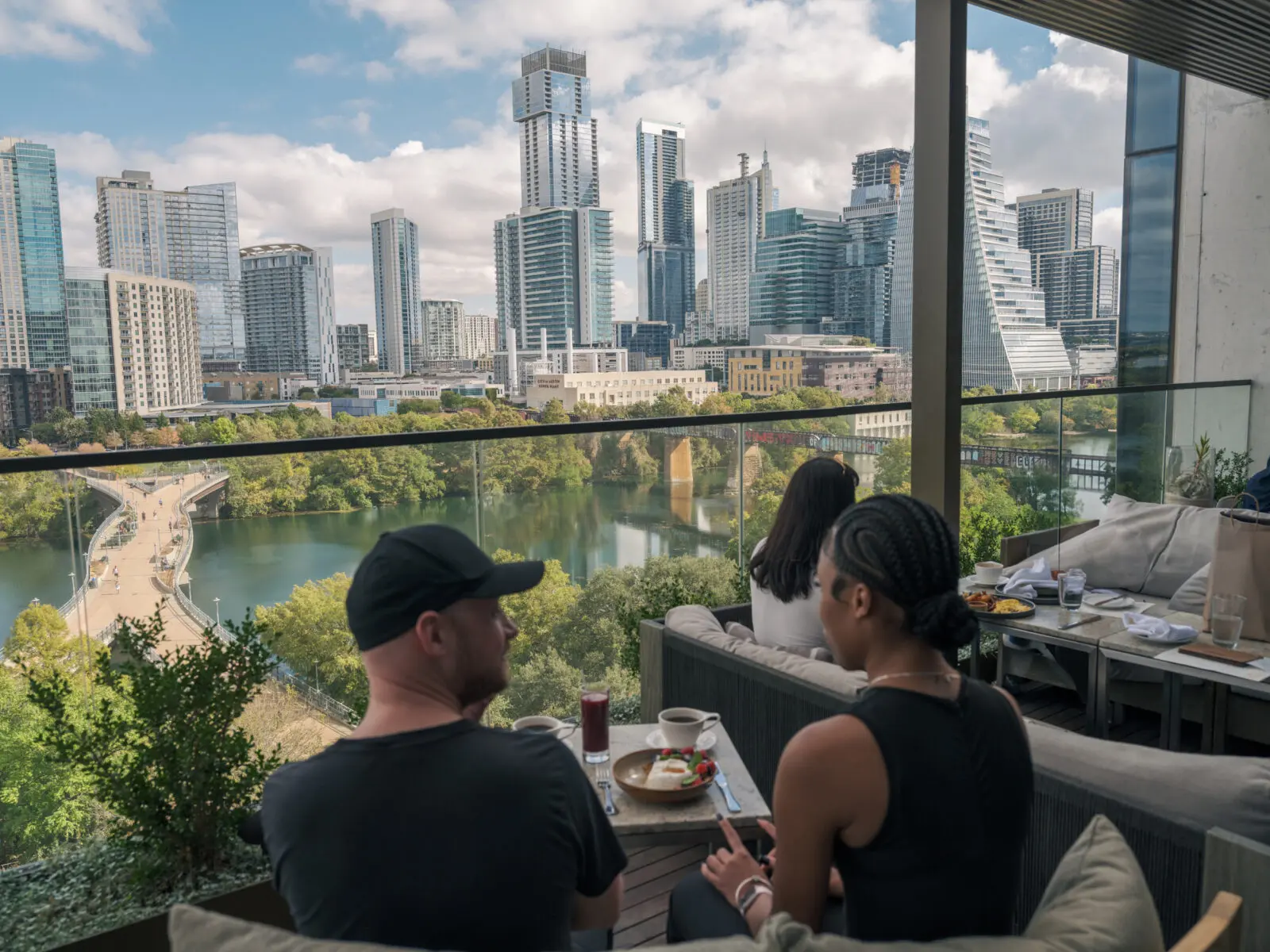 Located on the edge of scenic Lady Bird Lake, The Loren Austin offers exceptional views of the city skyline and Lady Bird Lake.